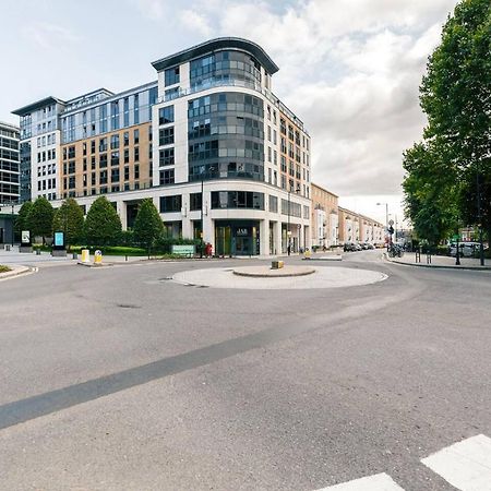 Chelsea / Imperial Wharf - Bright, Modern, Sunset View Apartment 런던 외부 사진