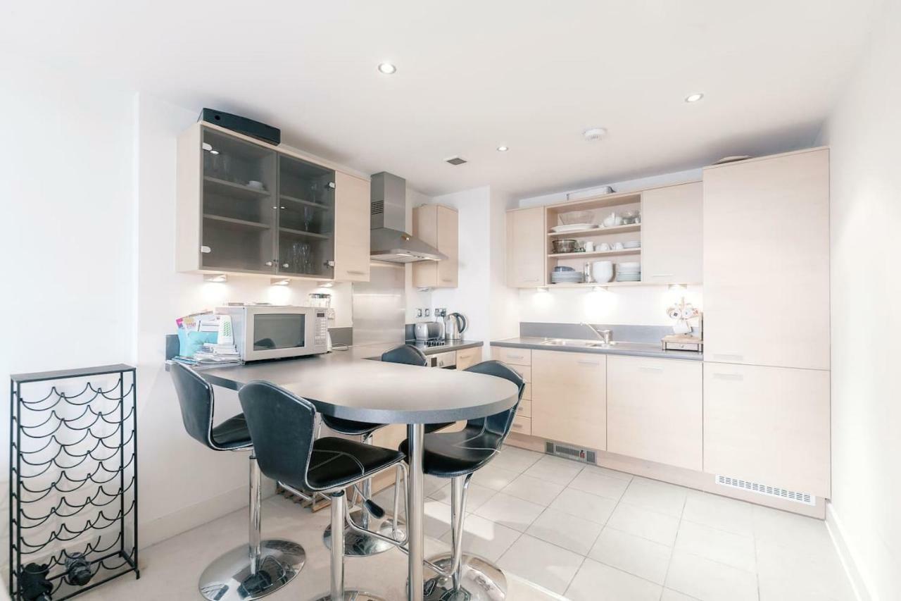 Chelsea / Imperial Wharf - Bright, Modern, Sunset View Apartment 런던 외부 사진