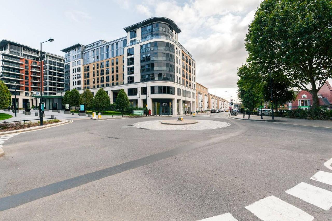 Chelsea / Imperial Wharf - Bright, Modern, Sunset View Apartment 런던 외부 사진