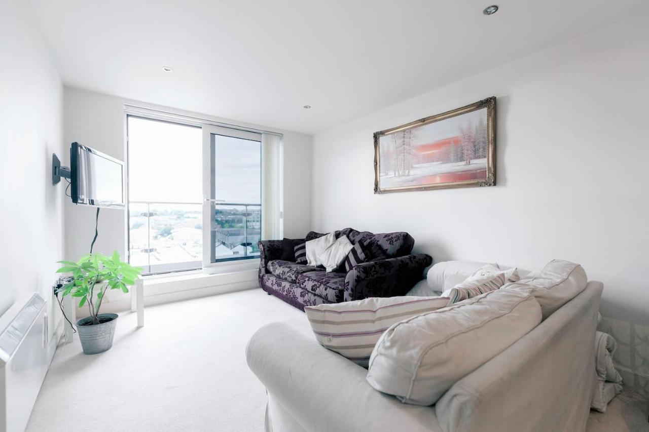 Chelsea / Imperial Wharf - Bright, Modern, Sunset View Apartment 런던 외부 사진