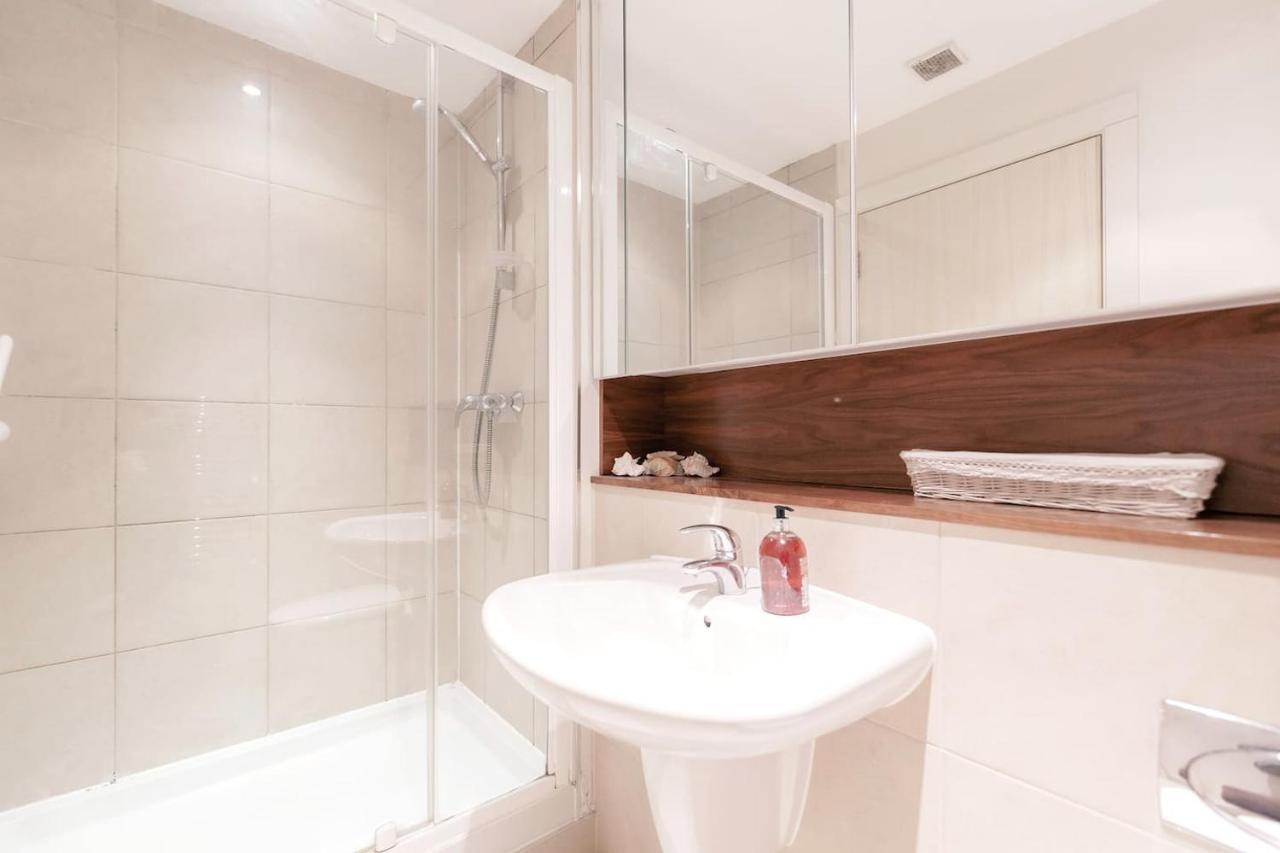 Chelsea / Imperial Wharf - Bright, Modern, Sunset View Apartment 런던 외부 사진