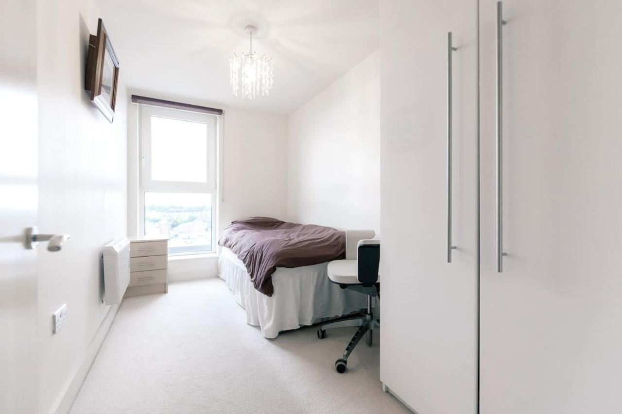 Chelsea / Imperial Wharf - Bright, Modern, Sunset View Apartment 런던 외부 사진