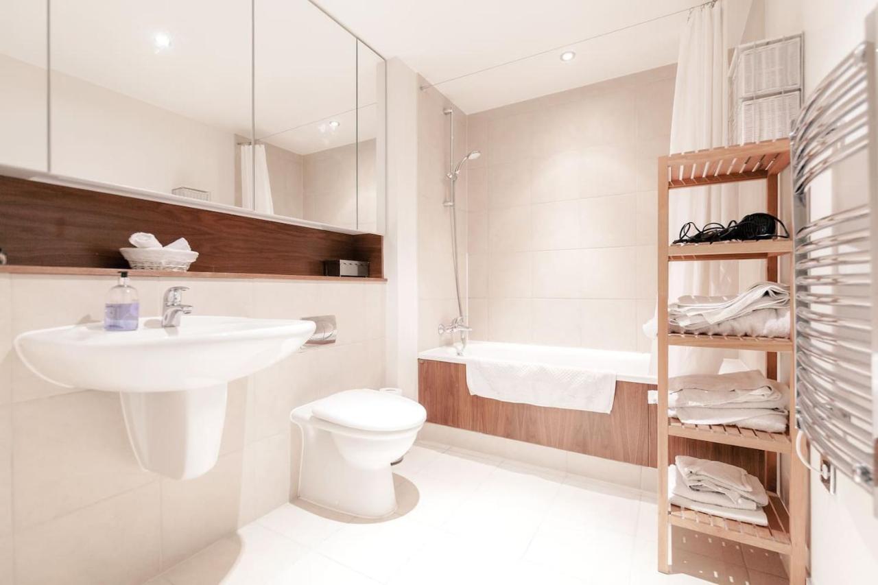 Chelsea / Imperial Wharf - Bright, Modern, Sunset View Apartment 런던 외부 사진